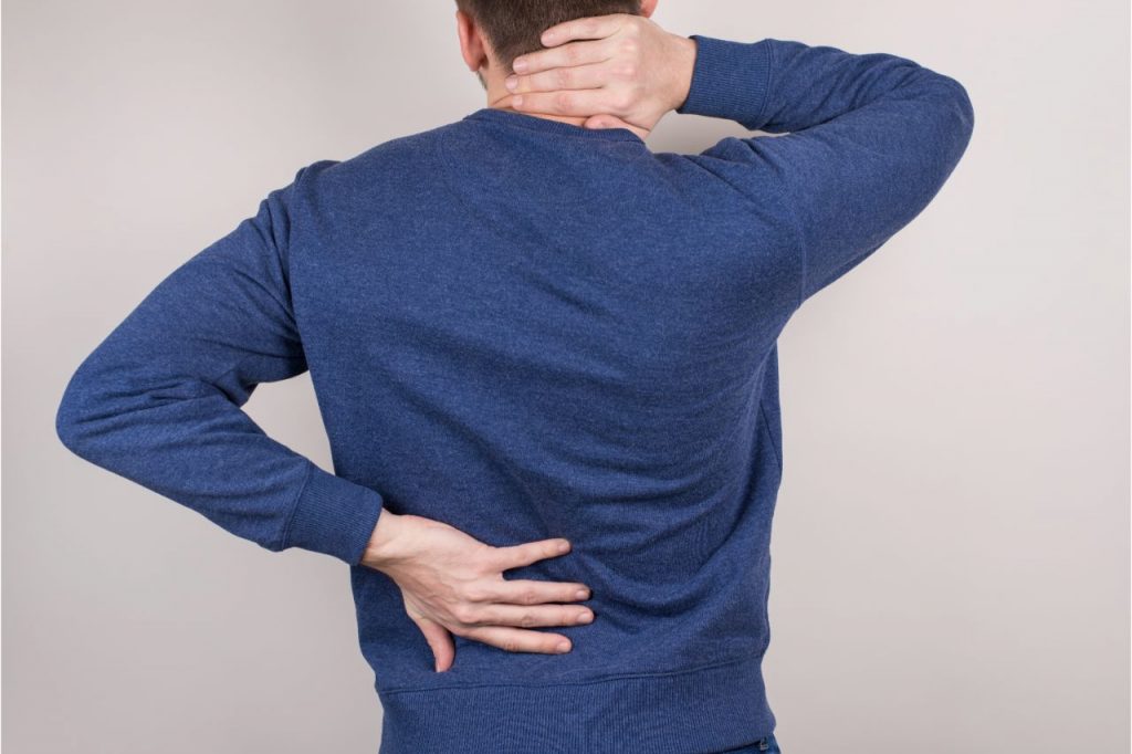 3 Common Symptoms of Scoliosis